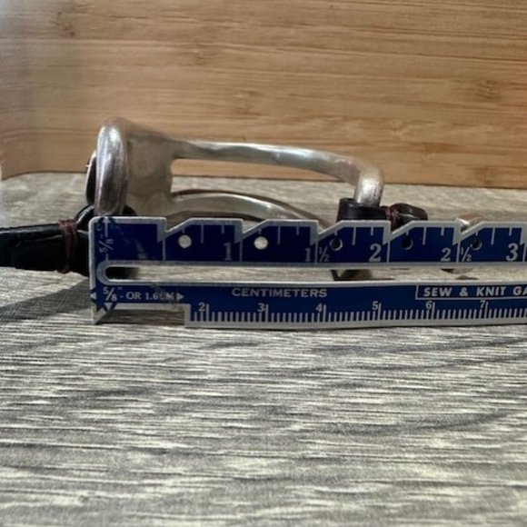 Uno de 50 Red Crystal cuff bracelet with leather band - Picture 6 of 9